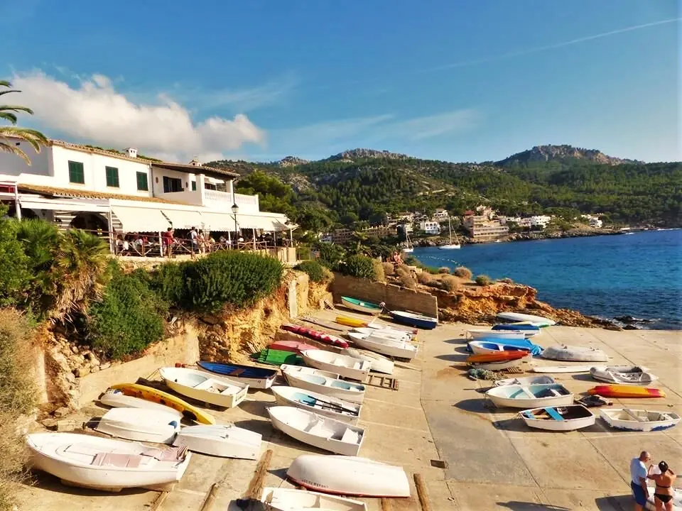Lifestyle travel scene inside the Crays world